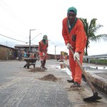 Mais de 60 agentes de limpeza da PMA atuam na retirada de material carreado pelas chuvas no bairro Santa Maria  - Fotos: Ascom/Emsurb