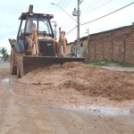 Mais de 60 agentes de limpeza da PMA atuam na retirada de material carreado pelas chuvas no bairro Santa Maria  - Fotos: Ascom/Emsurb