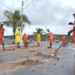 Mais de 60 agentes de limpeza da PMA atuam na retirada de material carreado pelas chuvas no bairro Santa Maria  - Fotos: Ascom/Emsurb
