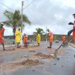 Mais de 60 agentes de limpeza da PMA atuam na retirada de material carreado pelas chuvas no bairro Santa Maria  - Fotos: Ascom/Emsurb