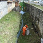 PMA atua na limpeza do canal que atravessa o conjunto Lourival Baptista -