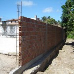 Obras da PMA no Cemitério Helena Alves Bandeira incluem reconstrução de muro - Fotos: Ascom/Emsurb