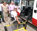Prefeito entrega vans adaptadas para transporte de cadeirantes - Fotos: Márcio Dantas