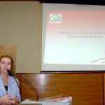 Secretária Rosária Rabelo exibe demonstrativo que mostra queda no número de crianças e adolescentes nas ruas - Foto: Márcio Garcez