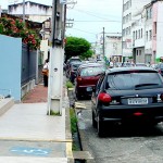 Agentes orientam motoristas a não obstruírem rampas para cadeirantes - Fotos: Wellington Barreto