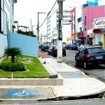 Agentes orientam motoristas a não obstruírem rampas para cadeirantes - Fotos: Wellington Barreto