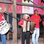 Terceira noite do Forró Caju começa com animação do autêntico forró pédeserra - Trio Ceará inicia animação da terceira noite