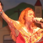 Amorosa inicia apresentação no Forró Caju homenageando Ismar Barreto - Amorosa homenageia Ismar Barreto