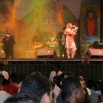 Amorosa inicia apresentação no Forró Caju homenageando Ismar Barreto - Amorosa homenageia Ismar Barreto