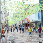 Decoração do centro comercial acompanha o clima do São João e da Copa do Mundo - Fotos: Márcio Garcez