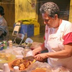 Alunos de cursos profissionalizantes da Fundat comercializam gratuitamente no Forró Caju - Alunos da Fundat participam do Forró Caju