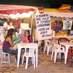 Alunos de cursos profissionalizantes da Fundat comercializam gratuitamente no Forró Caju - Alunos da Fundat participam do Forró Caju