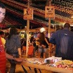 Vendedores ambulantes aproveitam o Forró Caju para se divertir e lucrar  - Fotos: Márcio Garcez