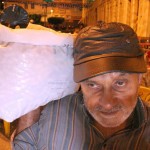Vendedores ambulantes aproveitam o Forró Caju para se divertir e lucrar  - Fotos: Márcio Garcez