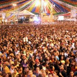Elba canta e encanta a multidão - Elba fascina o público do Forró Caju