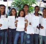 Adolescentes inseridos no Programa Jovem Aprendiz recebem certificado de conclusão de curso - Fotos: Ascom/Semasc