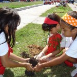 Crianças do ensino fundamental plantam mudas na avenida Gasoduto para comemorar o Dia do Meio Ambiente -