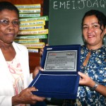 Professora da rede municipal é homenageada pelos 33 anos de serviços prestados - Fotos: Walter Martins