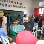 Professora da rede municipal é homenageada pelos 33 anos de serviços prestados - Fotos: Walter Martins