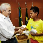 Jovens do Santa Maria entregam ao prefeito fanzine produzido em oficina - Fotos: Lúcio Telles