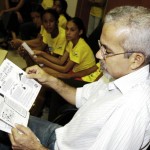 Jovens do Santa Maria entregam ao prefeito fanzine produzido em oficina - Fotos: Lúcio Telles