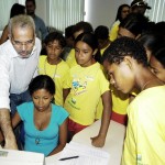 Jovens do Santa Maria entregam ao prefeito fanzine produzido em oficina - Fotos: Lúcio Telles