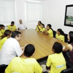 Jovens do Santa Maria entregam ao prefeito fanzine produzido em oficina - Fotos: Lúcio Telles