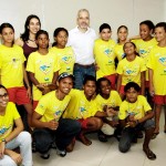 Jovens do Santa Maria entregam ao prefeito fanzine produzido em oficina - Fotos: Lúcio Telles