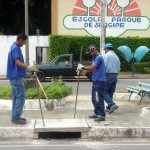 Emurb repõe tampas de boca de lobo em toda extensão da Av. Pedro Paes Azevedo - Fotos: Meme Rocha
