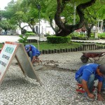 Emurb recupera o piso da Praça Fausto Cardoso - Fotos: Pedro Leite