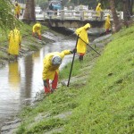 Falta de consciência prejudica serviço de limpeza de canais executada pela Emsurb - Fotos: Ascom/Emsurb