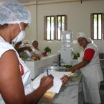 Merendeiras colocam em prática tudo o que aprenderam em curso - Fotos: Ascom/Semed