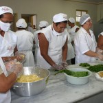Merendeiras colocam em prática tudo o que aprenderam em curso - Fotos: Ascom/Semed