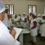 Merendeiras colocam em prática tudo o que aprenderam em curso - Fotos: Ascom/Semed