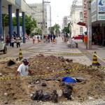 Deso faz obra no Calçadão da Rua João Pessoa sem autorização da Prefeitura - Fotos: Pedro Leite