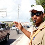 Agentes de trânsito garantem travessia de pedestres na Tancredo Neves - Fotos: Wellington Barreto