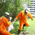 Serviço de limpeza de mangues é executado na 13 de Julho - Fotos: Ascom/Emsurb