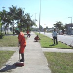 Prefeitura de Aracaju executa serviço de limpeza na rodovia Melício Machado - Fotos: Ascom/Emsurb