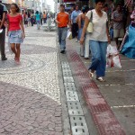 Emurb repõe grelhas da drenagem dos calçadões do Centro - Fotos: Meme Rocha