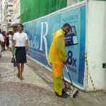 Emurb repõe grelhas da drenagem dos calçadões do Centro - Fotos: Meme Rocha