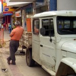 Emurb repõe grelhas da drenagem dos calçadões do Centro - Fotos: Meme Rocha
