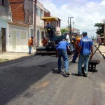 Emurb pavimenta em asfalto a rua Bezerra de Menezes - Fotos: Meme Rocha e Pedro Leite