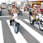 Agentes da SMTT organizam tráfego durante desfile cívico das escolas municipais - Fotos: Márcio Garcez