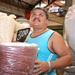 Manutenção nos telhados dos mercados garante conforto e segurança para feirantes - Fotos: Márcio Garcez