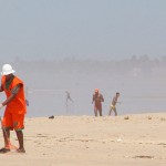 Emsurb intensifica limpeza na praia antes e depois do feriado prolongado - Fotos: Márcio Garcez
