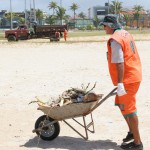 Emsurb intensifica limpeza na praia antes e depois do feriado prolongado - Fotos: Márcio Garcez