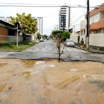 Agora é a vez do bairro 13 de Julho sofrer com buraco criado pela Deso  - Fotos: Wellington Barreto