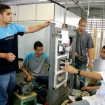 Prefeitura profissionaliza dezenas de jovens com o curso de eletricista industrial - Fotos: Wellington Barreto