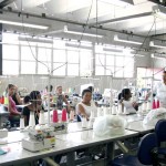 Mulheres aprendem costura de peças íntimas e moda praia em curso fornecido pela PMA - Fotos: Wellington Barreto