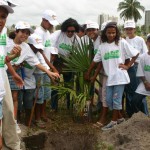 Alunos da rede municipal de ensino participam do plantio de mudas de árvores - Fotos: Walter Martins
